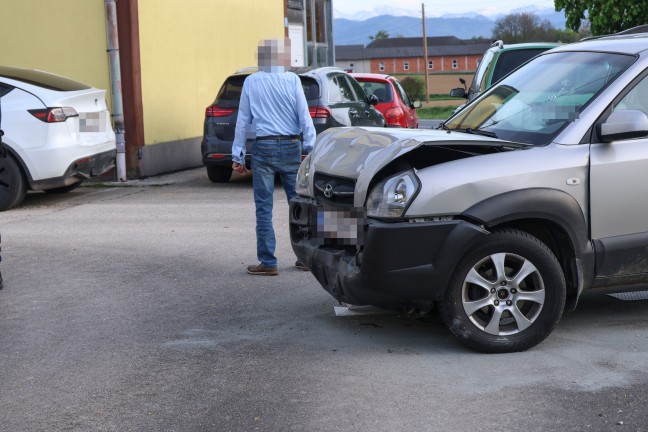 Einsatzkr�fte nach Auffahrunfall auf Pyhrnpass Stra�e bei Sattledt im Einsatz