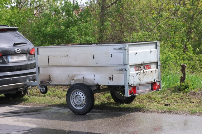 Brand auf der Ladefl�che eines PKW-Anh�ngers in Wels-Vogelweide schnell gel�scht