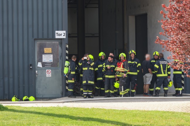Brandmelder ausgel�st: Zwei Feuerwehren bei Brand bei einem Unternehmen in Schiedlberg im Einsatz