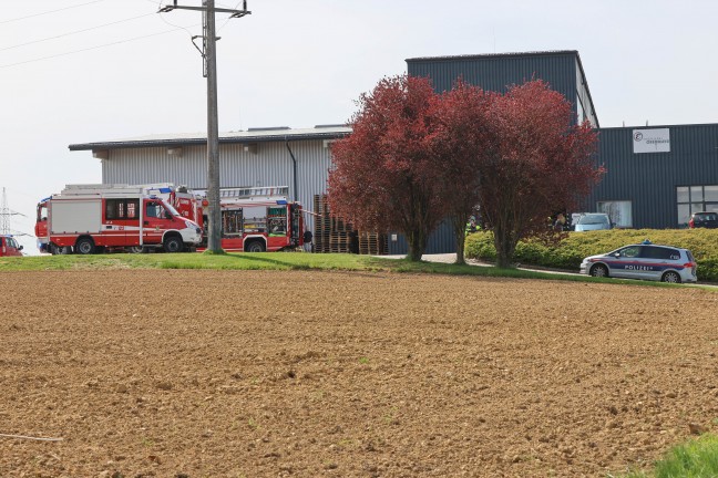 Brandmelder ausgel�st: Zwei Feuerwehren bei Brand bei einem Unternehmen in Schiedlberg im Einsatz