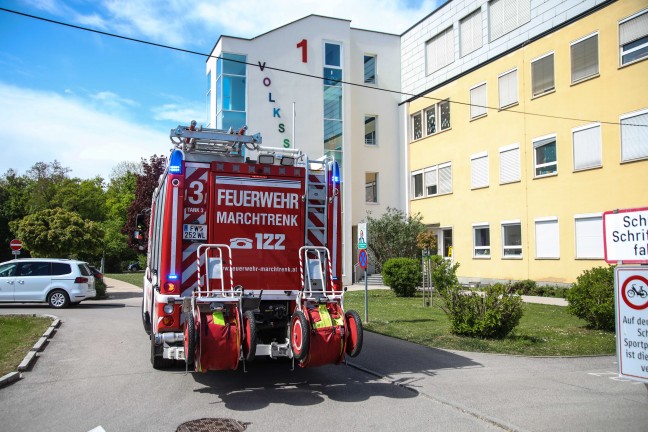 Zwei Feuerwehren bei Brandverdacht in einer Volksschule in Marchtrenk im Einsatz