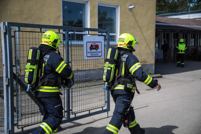 Zwei Feuerwehren bei Brandverdacht in einer Volksschule in Marchtrenk im Einsatz