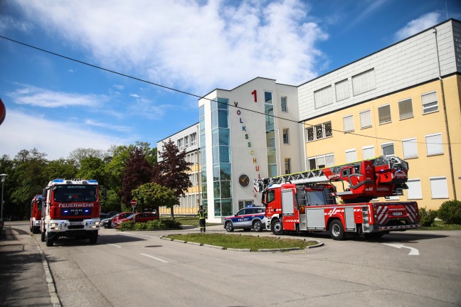 Zwei Feuerwehren bei Brandverdacht in einer Volksschule in Marchtrenk im Einsatz