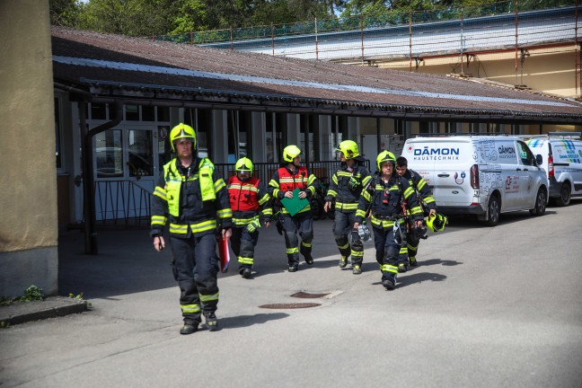 Zwei Feuerwehren bei Brandverdacht in einer Volksschule in Marchtrenk im Einsatz