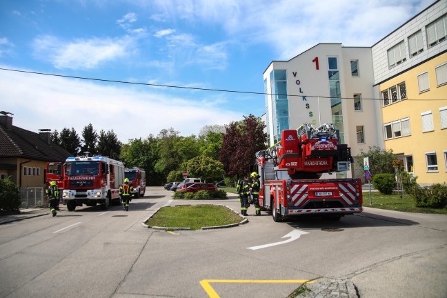 Zwei Feuerwehren bei Brandverdacht in einer Volksschule in Marchtrenk im Einsatz