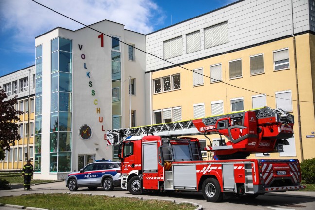 Zwei Feuerwehren bei Brandverdacht in einer Volksschule in Marchtrenk im Einsatz
