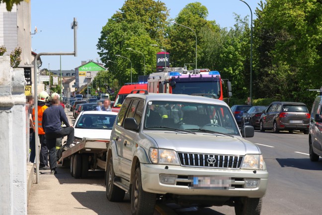 Auto nach Verkehrsunfall auf Wiener Stra�e in Wels-Lichtenegg in Seitenlage