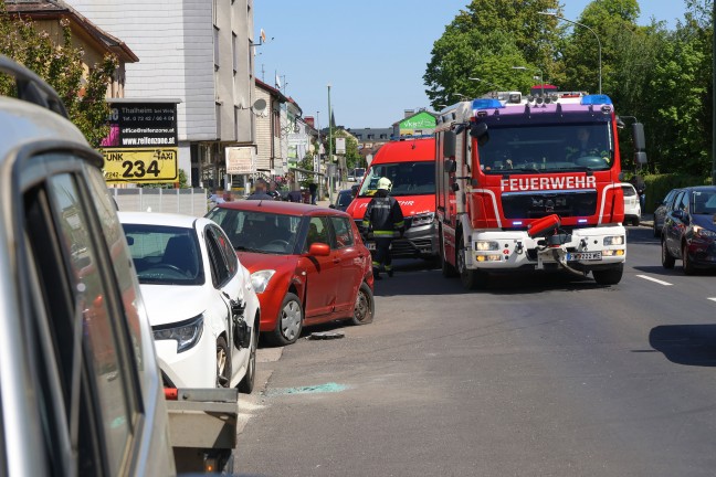 Auto nach Verkehrsunfall auf Wiener Stra�e in Wels-Lichtenegg in Seitenlage