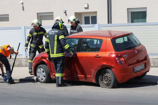 Auto nach Verkehrsunfall auf Wiener Stra�e in Wels-Lichtenegg in Seitenlage