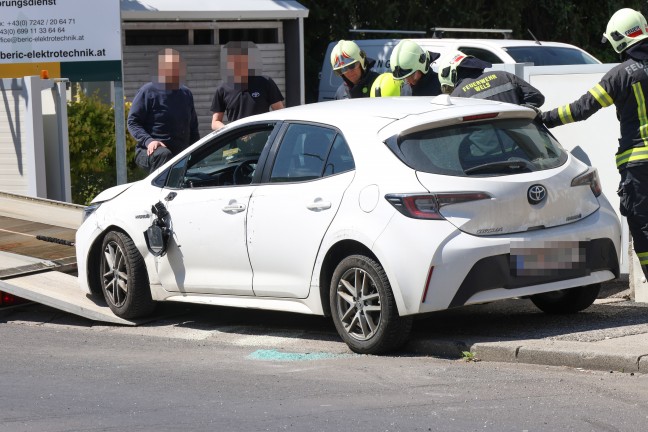 Auto nach Verkehrsunfall auf Wiener Stra�e in Wels-Lichtenegg in Seitenlage
