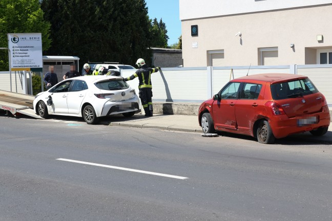 Auto nach Verkehrsunfall auf Wiener Stra�e in Wels-Lichtenegg in Seitenlage