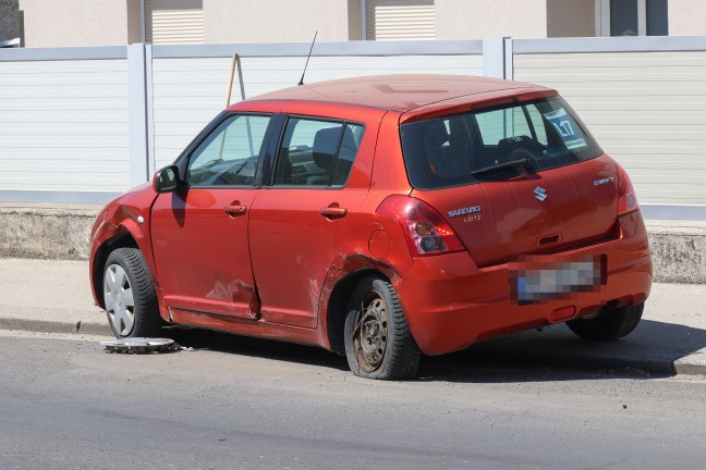 Auto nach Verkehrsunfall auf Wiener Stra�e in Wels-Lichtenegg in Seitenlage