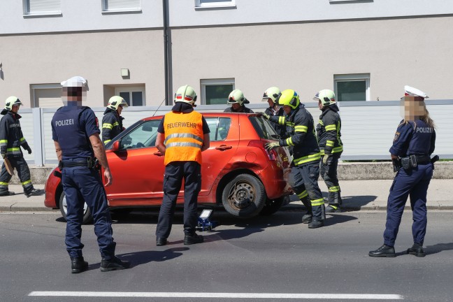 Auto nach Verkehrsunfall auf Wiener Stra�e in Wels-Lichtenegg in Seitenlage