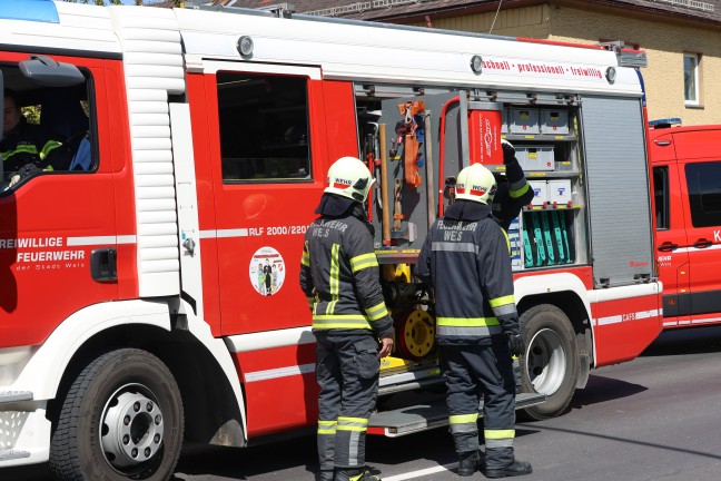 Auto nach Verkehrsunfall auf Wiener Stra�e in Wels-Lichtenegg in Seitenlage