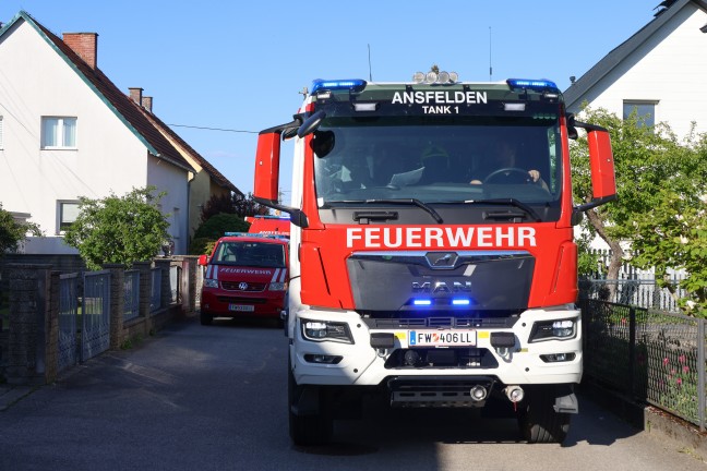 Einsatzkr�fte zweier Feuerwehren bei Gasaustritt in Ansfelden im Einsatz