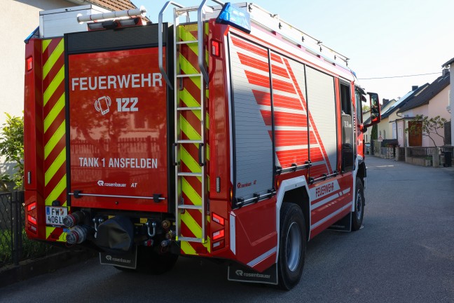 Einsatzkr�fte zweier Feuerwehren bei Gasaustritt in Ansfelden im Einsatz