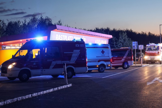 Gr��erer L�scheinsatz: LKW auf Rastplatz entlang der Westautobahn bei Enns in Vollbrand