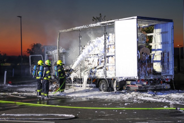 Gr��erer L�scheinsatz: LKW auf Rastplatz entlang der Westautobahn bei Enns in Vollbrand