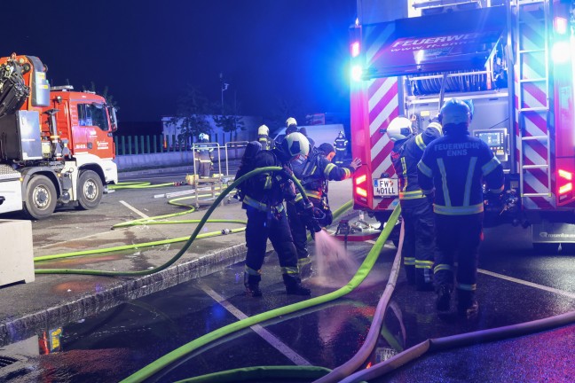 Gr��erer L�scheinsatz: LKW auf Rastplatz entlang der Westautobahn bei Enns in Vollbrand