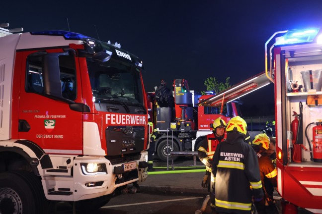 Gr��erer L�scheinsatz: LKW auf Rastplatz entlang der Westautobahn bei Enns in Vollbrand