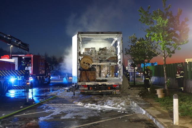 Gr��erer L�scheinsatz: LKW auf Rastplatz entlang der Westautobahn bei Enns in Vollbrand