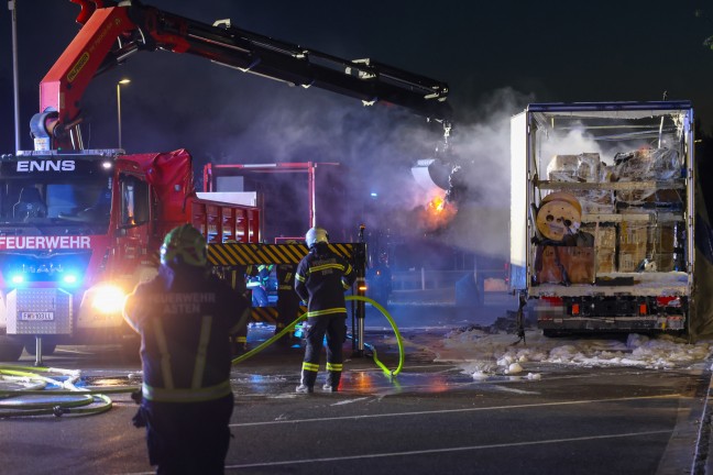 Gr��erer L�scheinsatz: LKW auf Rastplatz entlang der Westautobahn bei Enns in Vollbrand