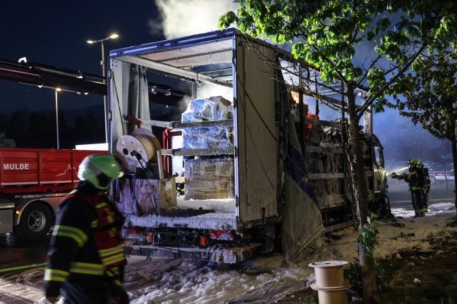 Gr��erer L�scheinsatz: LKW auf Rastplatz entlang der Westautobahn bei Enns in Vollbrand