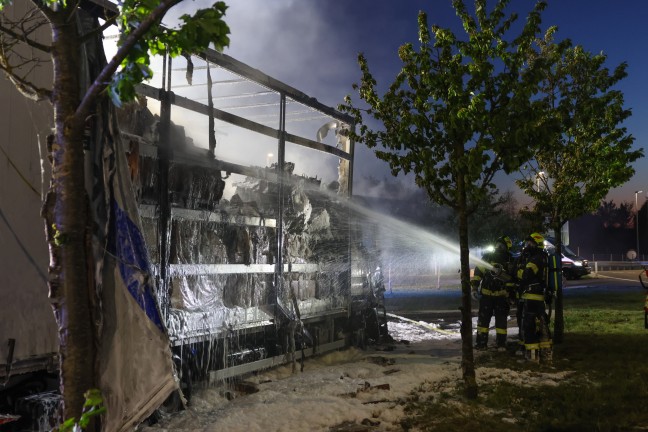 Gr��erer L�scheinsatz: LKW auf Rastplatz entlang der Westautobahn bei Enns in Vollbrand