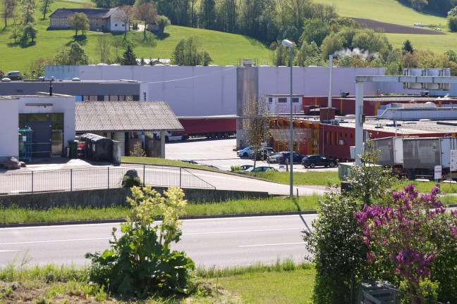 Vier Feuerwehren zu Brand in einem Geb�ude in Gr�nburg alarmiert