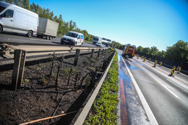 Einsatz zweier Feuerwehren bei Mittelstreifen-Brand auf Welser Autobahn in Wei�kirchen an der Traun