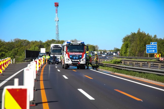 Einsatz zweier Feuerwehren bei Mittelstreifen-Brand auf Welser Autobahn in Wei�kirchen an der Traun