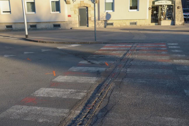 T�dlicher Verkehrsunfall: Pensionist (79) in Attnang-Puchheim von LKW und PKW �berrollt