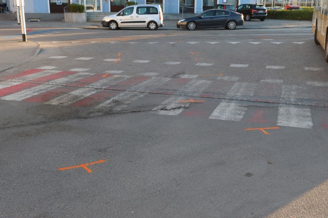 T�dlicher Verkehrsunfall: Pensionist (79) in Attnang-Puchheim von LKW und PKW �berrollt