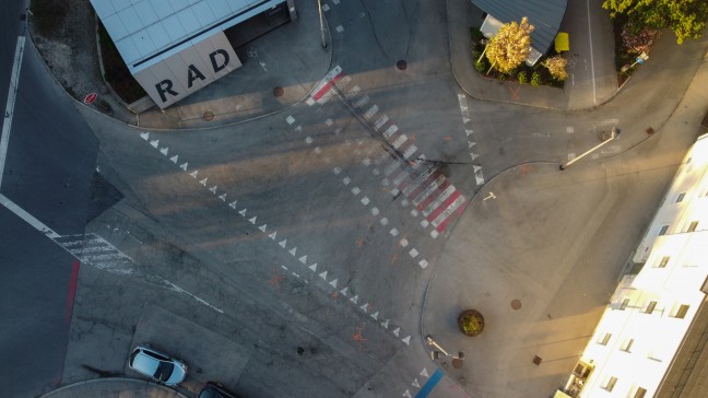 T�dlicher Verkehrsunfall: Pensionist (79) in Attnang-Puchheim von LKW und PKW �berrollt