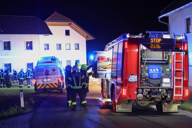 Auto bei schwerem Verkehrsunfall in Heiligenberg gegen abgestellten PKW und Geb�ude �berschlagen