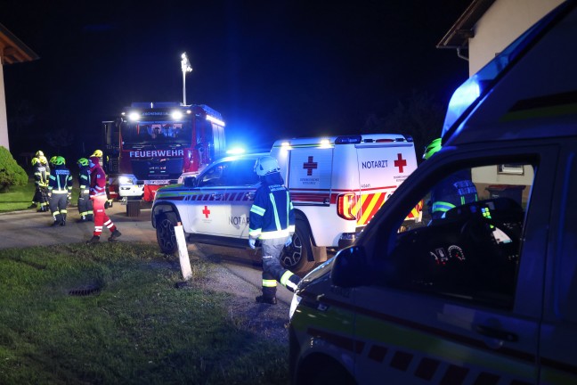 Auto bei schwerem Verkehrsunfall in Heiligenberg gegen abgestellten PKW und Geb�ude �berschlagen