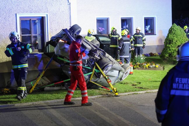 Auto bei schwerem Verkehrsunfall in Heiligenberg gegen abgestellten PKW und Geb�ude �berschlagen