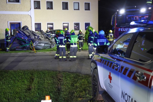 Auto bei schwerem Verkehrsunfall in Heiligenberg gegen abgestellten PKW und Geb�ude �berschlagen