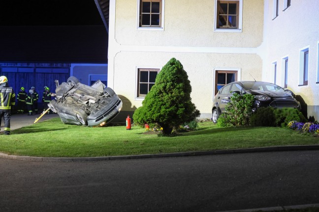 Auto bei schwerem Verkehrsunfall in Heiligenberg gegen abgestellten PKW und Geb�ude �berschlagen