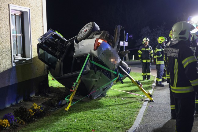 Auto bei schwerem Verkehrsunfall in Heiligenberg gegen abgestellten PKW und Geb�ude �berschlagen