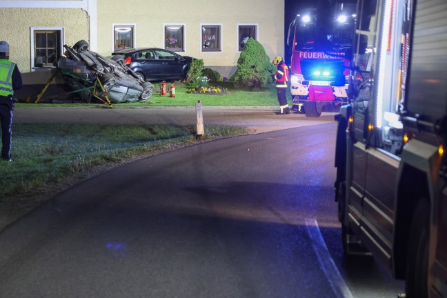 Auto bei schwerem Verkehrsunfall in Heiligenberg gegen abgestellten PKW und Geb�ude �berschlagen