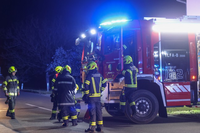 Auto bei schwerem Verkehrsunfall in Heiligenberg gegen abgestellten PKW und Geb�ude �berschlagen