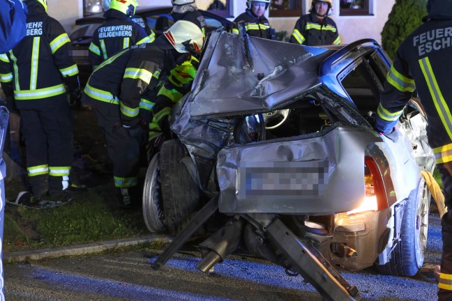 Auto bei schwerem Verkehrsunfall in Heiligenberg gegen abgestellten PKW und Geb�ude �berschlagen