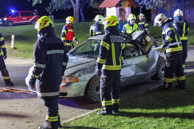Auto bei schwerem Verkehrsunfall in Heiligenberg gegen abgestellten PKW und Geb�ude �berschlagen