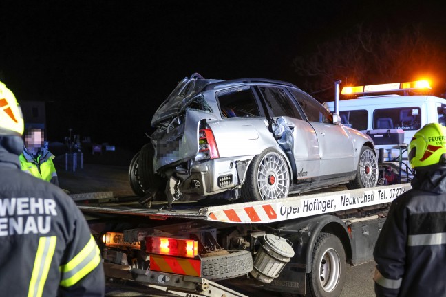 Auto bei schwerem Verkehrsunfall in Heiligenberg gegen abgestellten PKW und Geb�ude �berschlagen