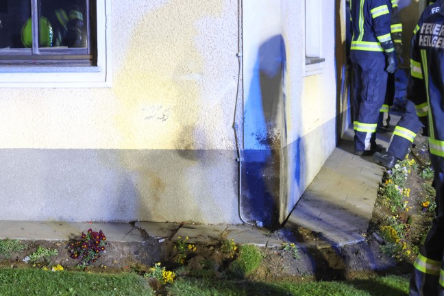 Auto bei schwerem Verkehrsunfall in Heiligenberg gegen abgestellten PKW und Geb�ude �berschlagen