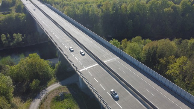 Explosionsgefahr: Sperre der Westautobahn bei Laakirchen nach Auffahrunfall mit gasbetriebenem Auto