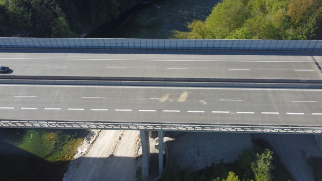 Explosionsgefahr: Sperre der Westautobahn bei Laakirchen nach Auffahrunfall mit gasbetriebenem Auto