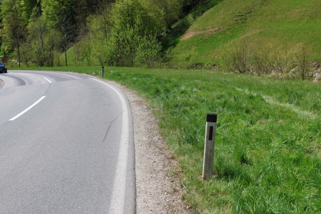 Personenrettung: Motorradlenker bei Verkehrsunfall in Altm�nster in Bachbett der Aurach geschleudert