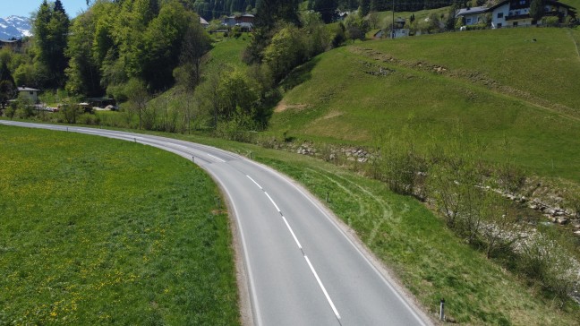 Personenrettung: Motorradlenker bei Verkehrsunfall in Altm�nster in Bachbett der Aurach geschleudert